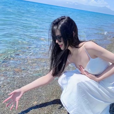 玻璃橱窗中的姑娘